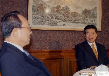 웃음띤 회동