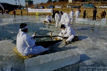 석빙고에 얼음 채우기 위한 채빙