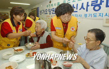 만두 대접받는 노인들