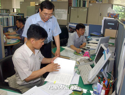 해명자료 준비하는 농림부 농촌개발국장