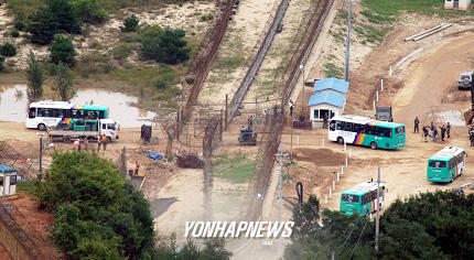 금강통문 통과하는 관광버스