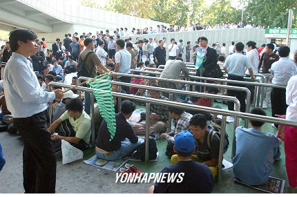 신기록 홈런볼 잡기위한 인파