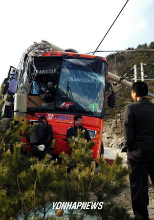 전주 들이 받고 멈춰선 관광버스