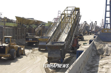 발 멈춘 모래하역장비