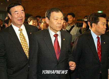 국회 본회의장 들어가는 민주당 조대표