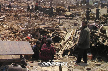 먼하늘만쳐다보는 룡천주민/YONHAP NO-325 HANM (AP)