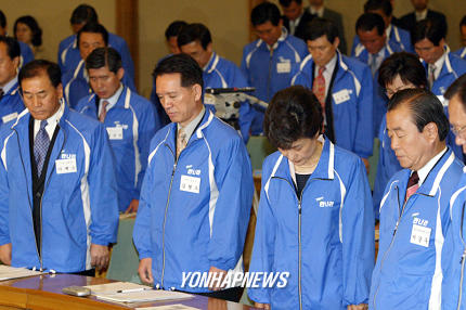  룡천역 희생자 위한 묵념하는 당선자들