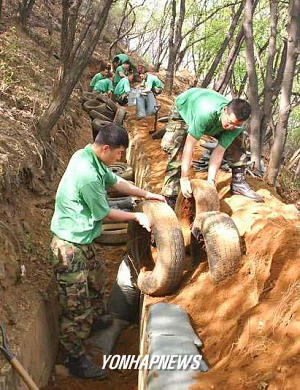 산에서 제거되는 군(軍) 진지용 폐타이어