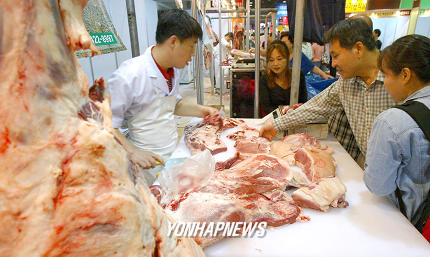 국산 고기 직거래하는 소비자들