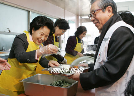 권여사  사랑의 선물 전달