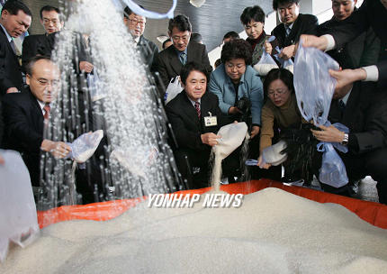 쌀 모으는 구청 직원들