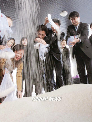 쌀 모으는 구청 직원들