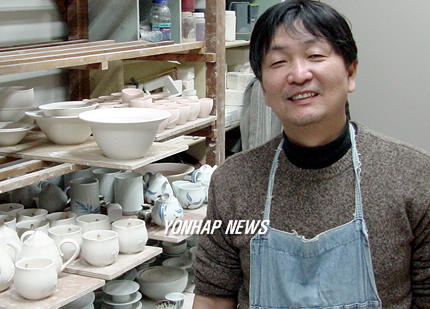 뇌성마비 장애인들의 벗 `도자기 선생님