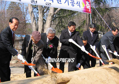 육 여사 생가복원 시삽하는 박지만씨