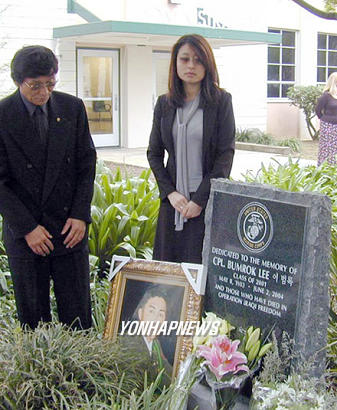 이라크 전사 美동포 추모비 제막