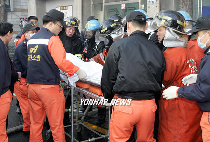 사망자 옮기는 소방관들