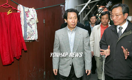 `쪽방 둘러보는 김근태 장관