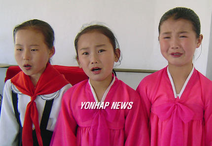 울음 터트린 룡천소학교 학생들