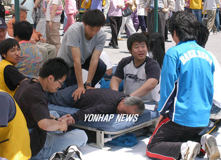 스포츠 마사지하는 학생들