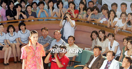 패션쇼 보는 정부종합청사 여직원들