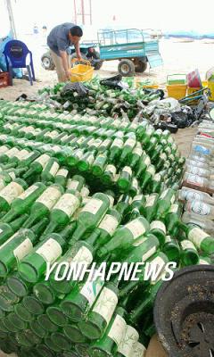 <카메라뉴스> 해수욕장서 쏟아져 나오는 소주병