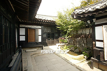 현대아산 개성시범관광 시작-개성 민속여관 내부