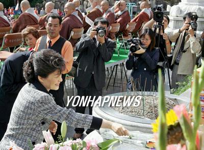 <박대표 동화사서 `선덕화 법명 받아>