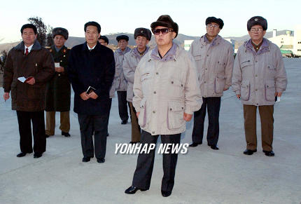 식품공장 시찰하는 김정일 위원장