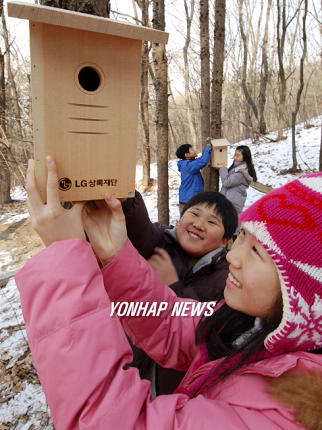 LG, 지역주민과 함께 새집 달아주기