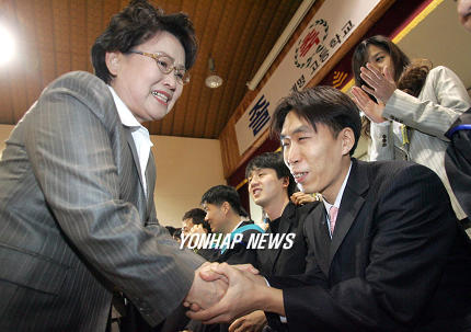 늦깎이 고교 졸업식