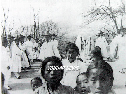 한국천주교 100년 사