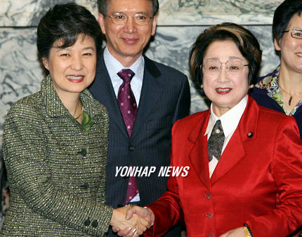 일본 오우기 참원의장 예방하는 박근혜대표