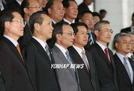 직원들과 기념촬영하는 이해찬 총리