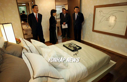 판교신도시 견본주택 찾은 추병직 장관