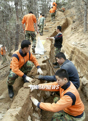 최전방 軍 진지 흙벽돌로 교체