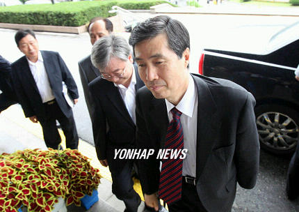 첫 출근하는 권오규 부총리 겸 재정경제부 장관