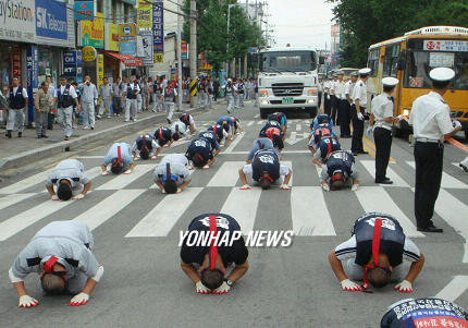 쌍용차살리기 호소 삼보일배