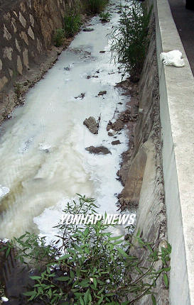 안동공단 하수구에 유출된 화공약품