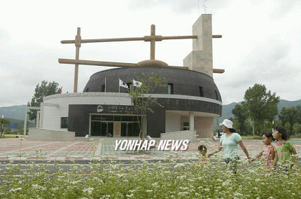 막국수 틀과 솥단지 모양의 막국수 체험박물관