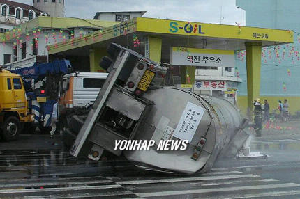 탱크로리 전복..바로 옆 주유소