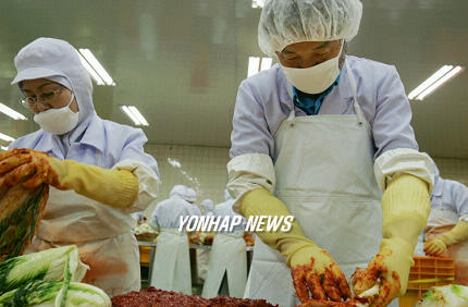 김치공장서 일하는 손학규 전 지사