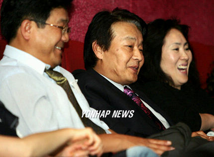 흐뭇해하는 서인석
