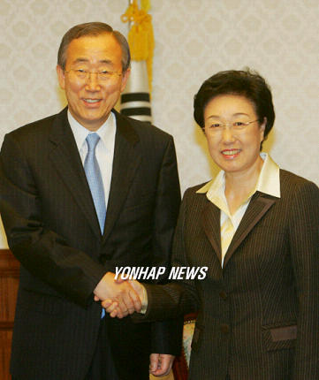 한명숙 총리, 반기문 외교장관과 악수