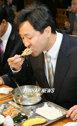 닭요리 시식하는 오세훈 서울시장