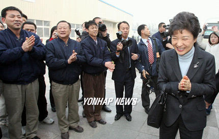 중국에 진출한 한국기업 근로자들 격려하는 박근혜 전 대표