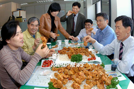 튀김 닭 먹는 산림청 직원들