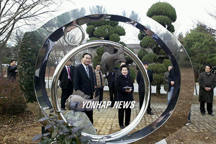 조각공원 된 태안군청