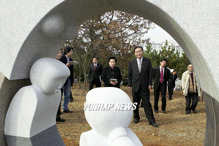 조각공원 된 태안군청
