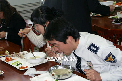 청주 흥덕署 삼계탕 무료급식 행사