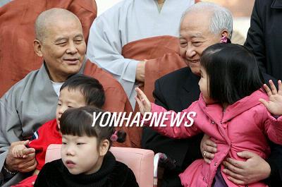 정 추기경 불교 장애아동시설 승가원 방문(종합)